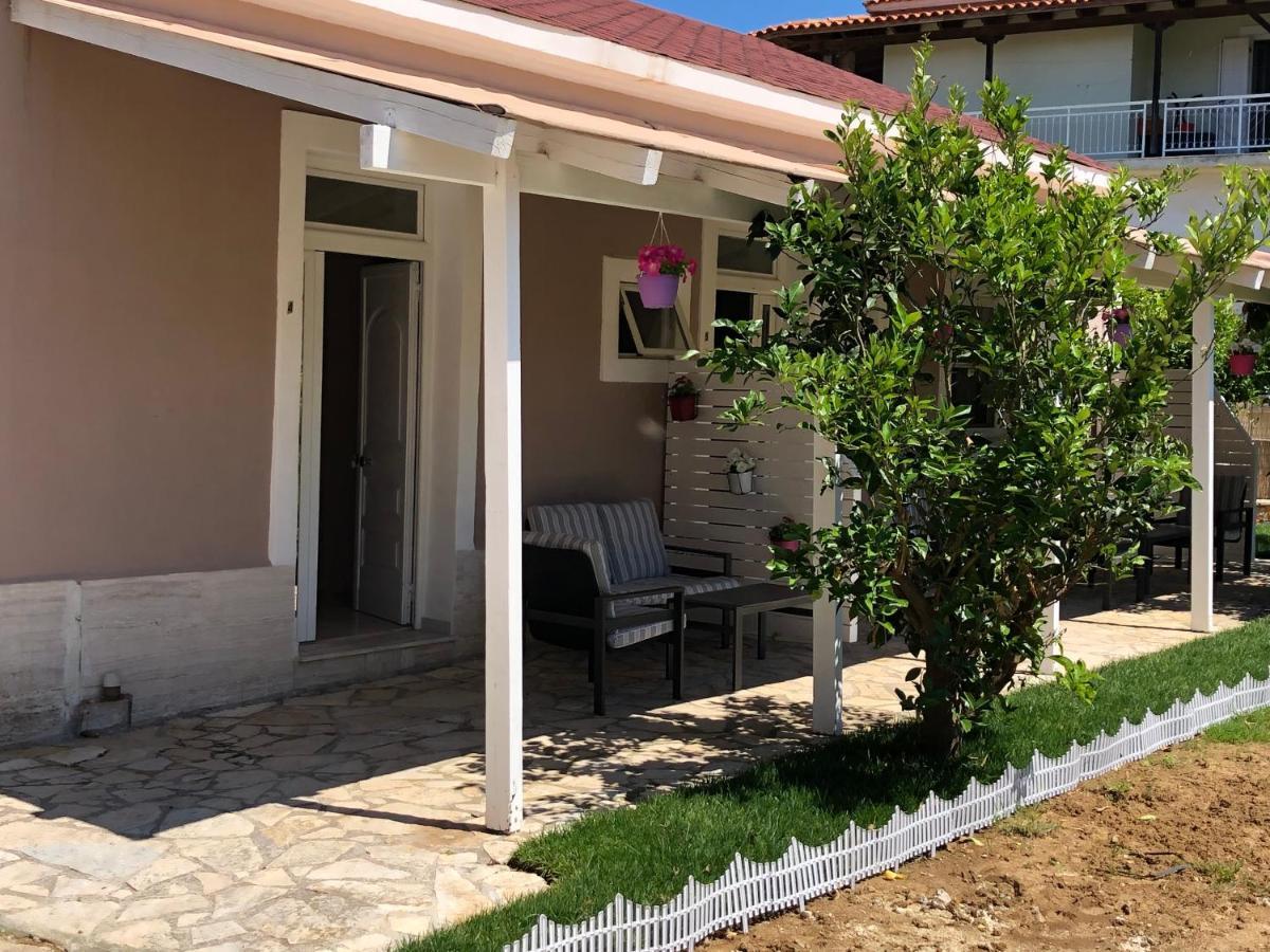 Petros Rooms & Apartments Ликсури Екстериор снимка